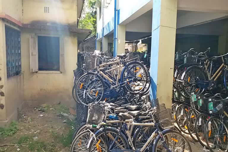 bicycles of the Sabujsathi project are kept in the open air