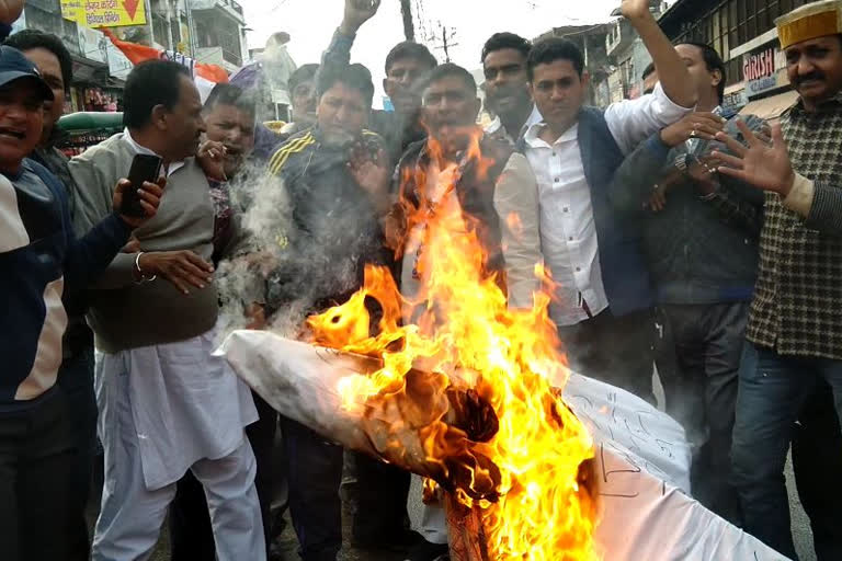 congress-workers-protest-against-pragya-thakur-in-meerut