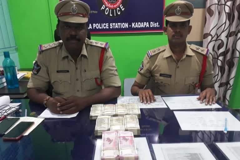 10 lakh Cash seized by kadapa police at  Kalamalla - Mudanur Cross Road