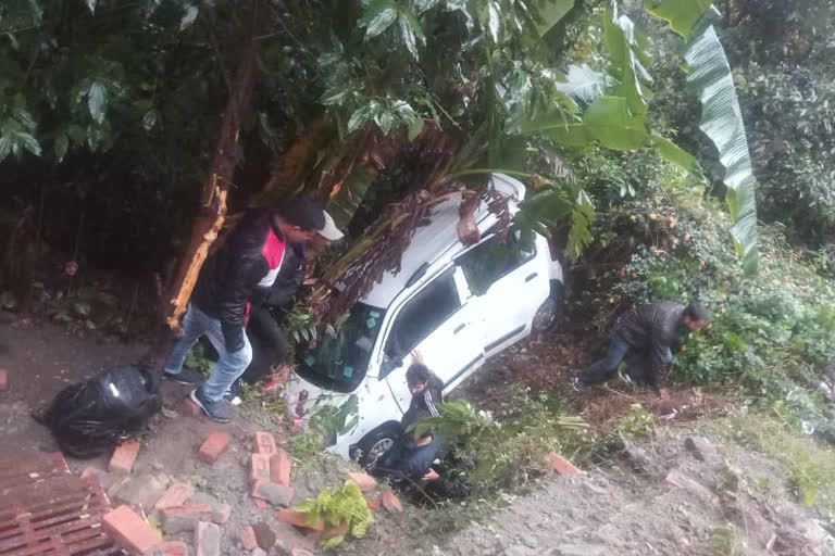 car-fell-into-a-ditch-in-two-villages-of-nainital.