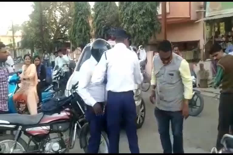 ट्रैफिक पुलिस से युवक ने की बदसलूकी