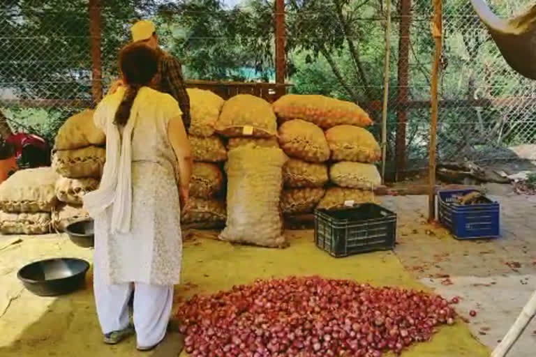 Customers upset due to high prices of onions