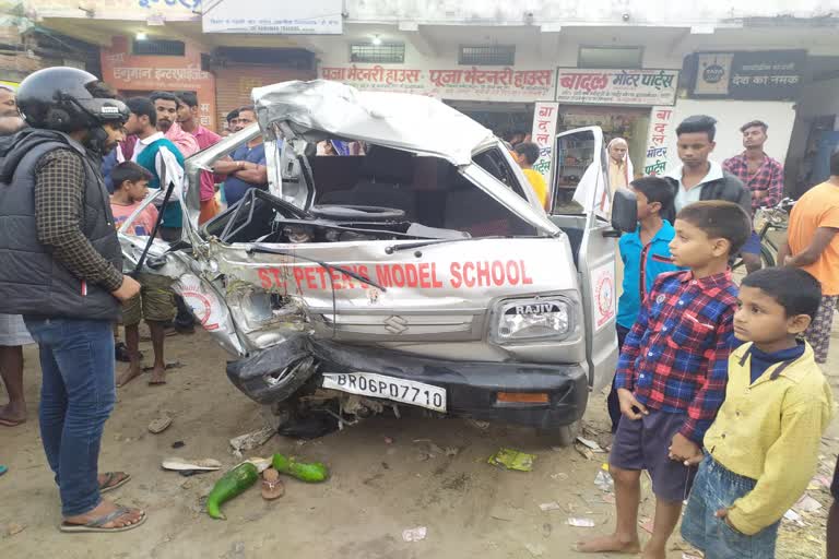 collision between school bus and van in vaishali