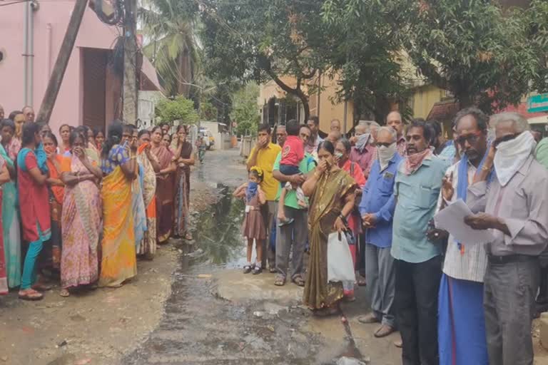 கழிவுநீரை அகற்ற கோரி  100க்கும் மேற்பட்ட பொதுமக்கள் மூக்கை மூடி நூதன முறையில் போராட்டம்