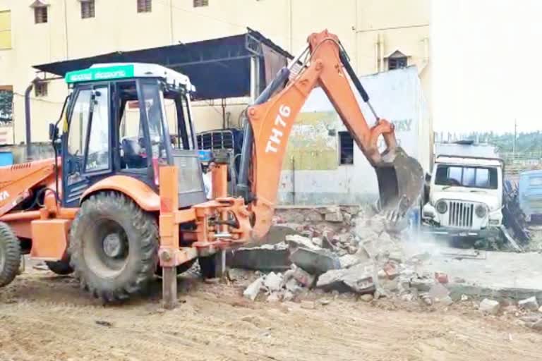 park-space-is-looted-by-a-member-of-the-nalamangala-municipality