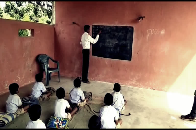 Adivasi children are studying in Gondi language in kanker