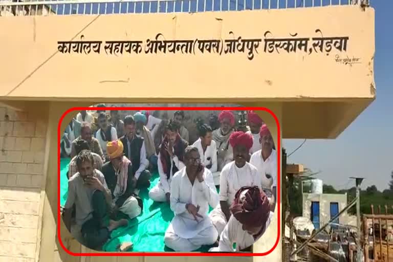 barmer news, connections of current, protest in barmer, बाड़मेर न्यूज, बाड़मेर में धरना प्रदर्शन, बिजली कनेक्शन की मांग