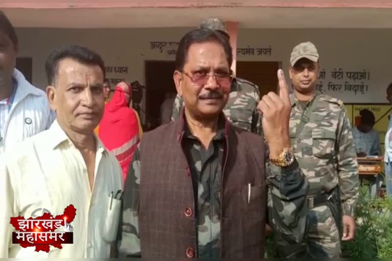 Rajya Sabha MP cast vote in Lohardaga