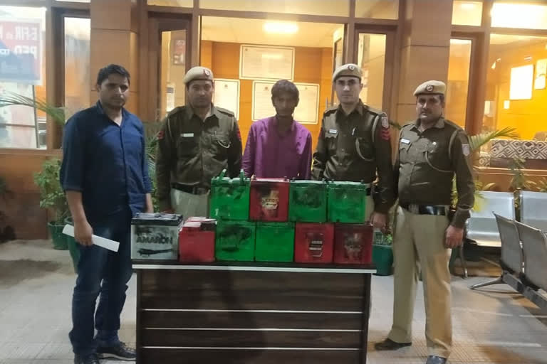 Police arrested gang member who stole car battery in delhi