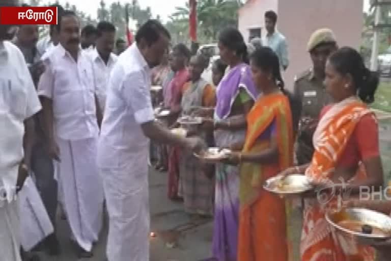 at-erode-minister-sengottaiyan-gave-rs-100-for-every-women-who-took-aarthi,