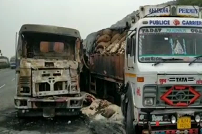 jaipur news, trailer catches fire on high way jaipur, जयपुर न्यूज़, हाईवे पर ट्रेलर में आग लगी जयपुर