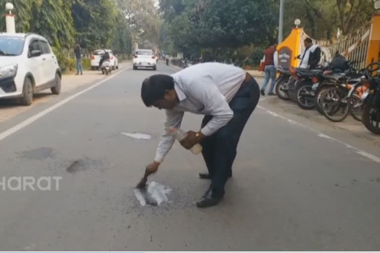 madhyapardesh gwalior Udaybhan Singh 'Swachh Bharat Abhiyan' carries a brush and water bottle every day to wash out the tobacco stains on roads-walls of the city