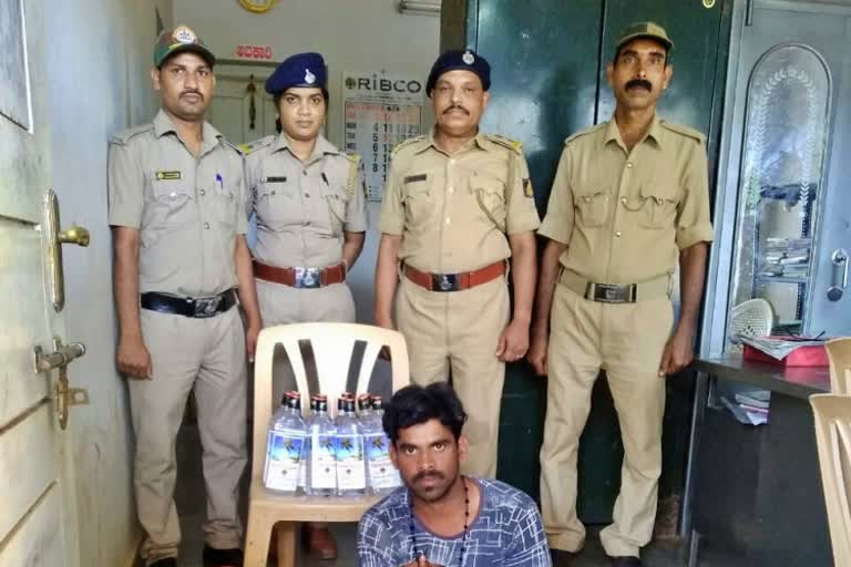 illegal liquor transport in Train at Bhatkal , ರೈಲಿನಲ್ಲಿ ಅಕ್ರಮ ಮದ್ಯ ಸಾಗಾಟ