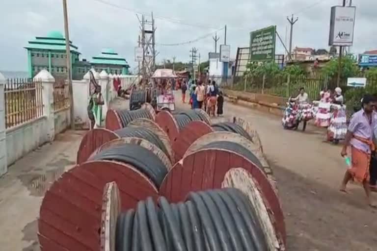 காந்தி மண்டபம் முன்பு உள்ள மின் கேபிள் ரீல்கள்