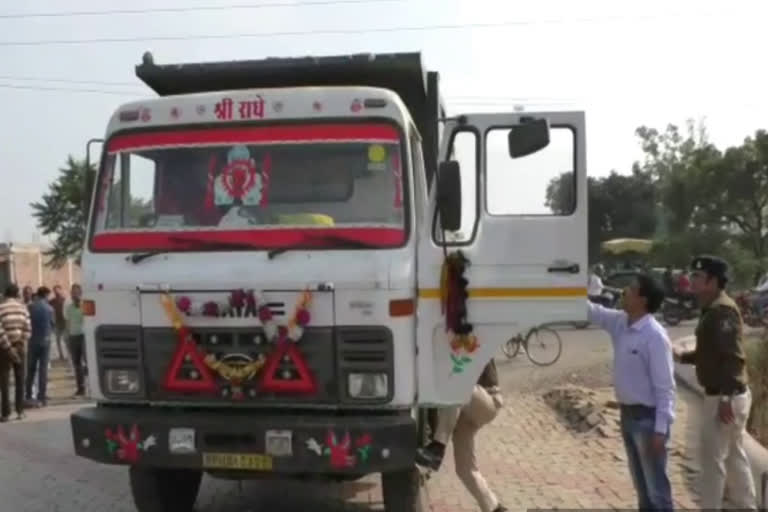 RTO officer carrying out vehicle checking in abusive language in Vidisha