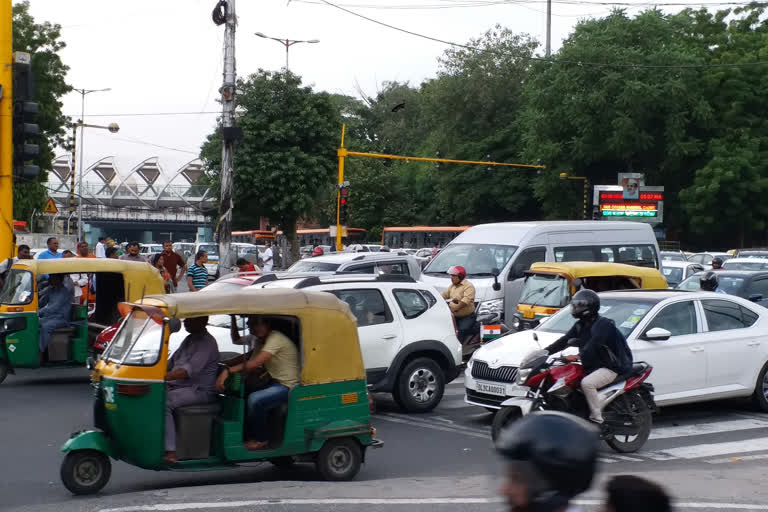 Education certificate will not be required for small passenger drivers to get badge in delhi