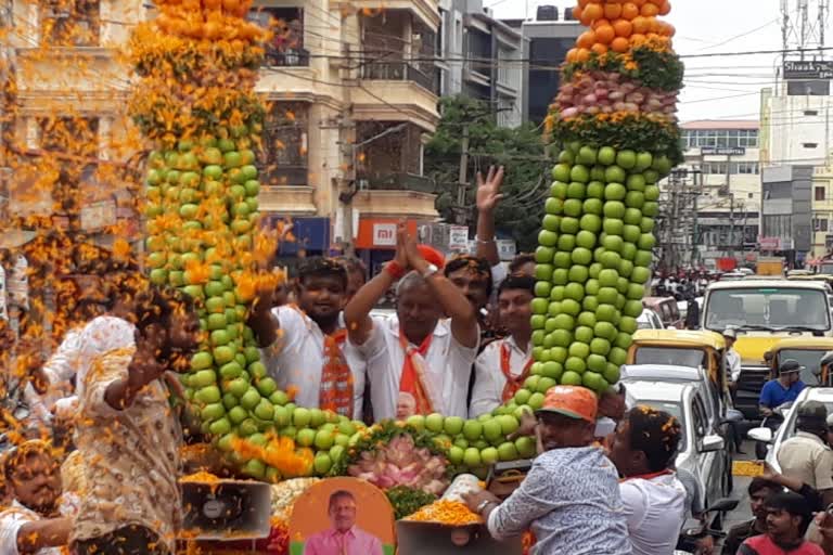 ಸಾವಿರ ಕೆಜಿ ತೂಕದ ಹಣ್ಣಿನಹಾರ ಹಾಕಿದ ಕಾರ್ಯಕರ್ತರುbyrathi basavaraj campaign in kr puram