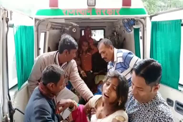 Women injured after overturning in Jalore, जालोर में गाड़ी पलटने से महिलाएं घायल