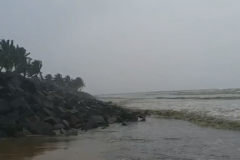 wheather  rain  cyclone  sea  ന്യൂനമർദ്ദം  ജാഗ്രതാ നിർദേശം  ലക്ഷദ്വീപിനടുത്തായി ന്യൂനമർദ്ദം  alert in kozhikode