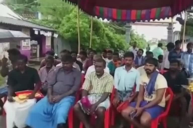 உண்ணவிரதத்தில் ஈடுபட்ட பொதுமக்கள்