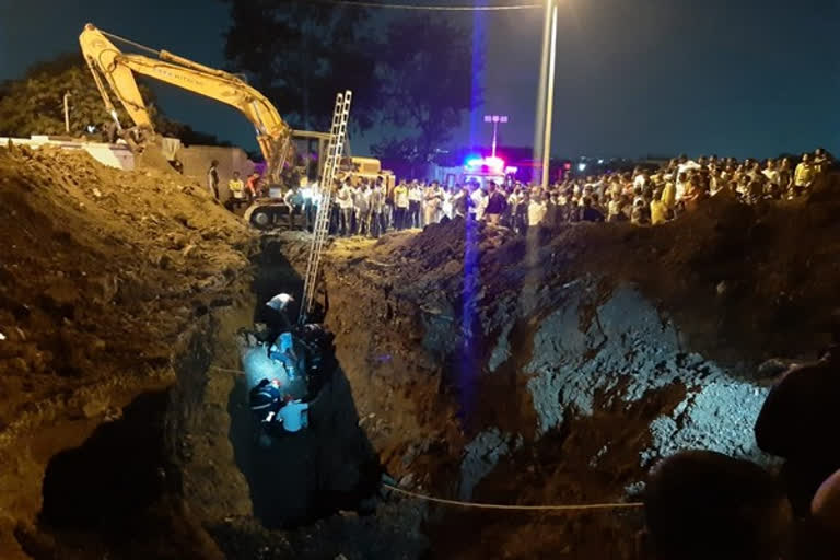 Three out of five people trapped in drainage hole rescued ഡ്രെയിനേജ് ഹോളില്‍ കുടുങ്ങിയ അഞ്ചു പേരില്‍ മൂന്നു പേരെ രക്ഷപ്പെടുത്തി latest mumbai