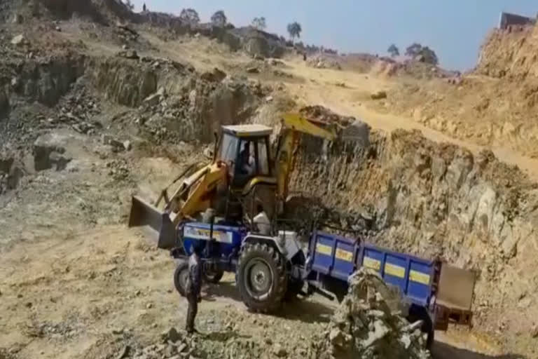 illegal-transportation-of-soil-from-ballast-mine-in-balaghat