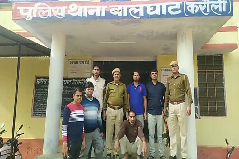 Reward accused of two thousand rupees arrested, two thousand rupees Reward accused of arrested in karauli, करौली पुलिस ने 2 हजार के इनामी बदमाश को किया गिरफ्तार