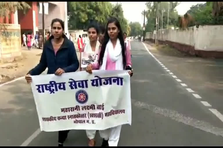 भोपाल न्यूज,  एमएलबी कॉलेज , Bhopal news , MLB College students,  Priyanka Reddy case,  rally , विरोध-प्रदर्शन , सामूहिक बलात्कार , gang rape , फांसी की मांग