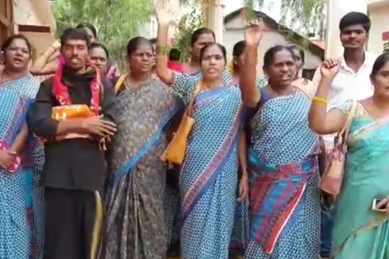 anganwadi woreker dharna in anantapur dst