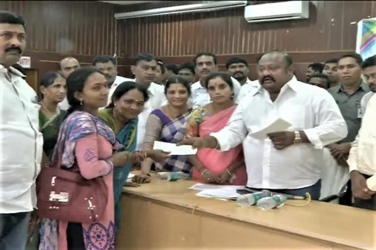 minister gangula kamalakar distribute kalyanalaxmi cheqes