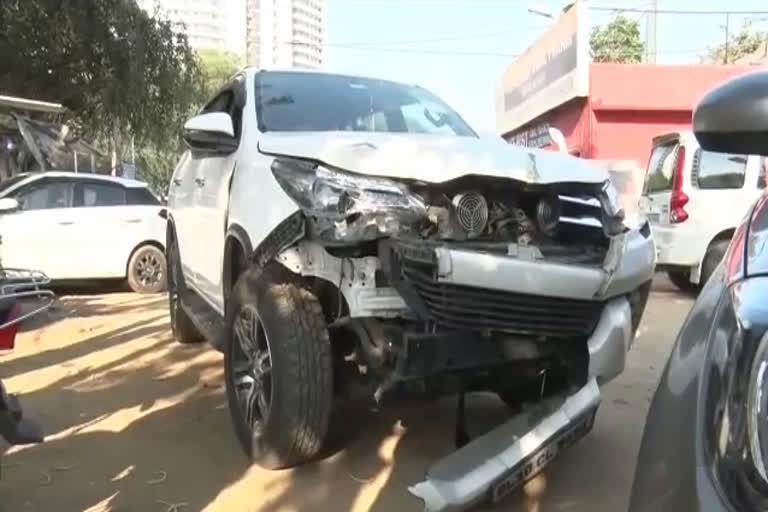 suv car driver hits bike and police barricades in gurugram and run away