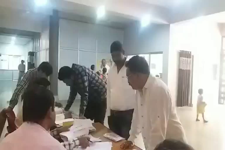 Long queues to fill councilor nomination  in dhamtari