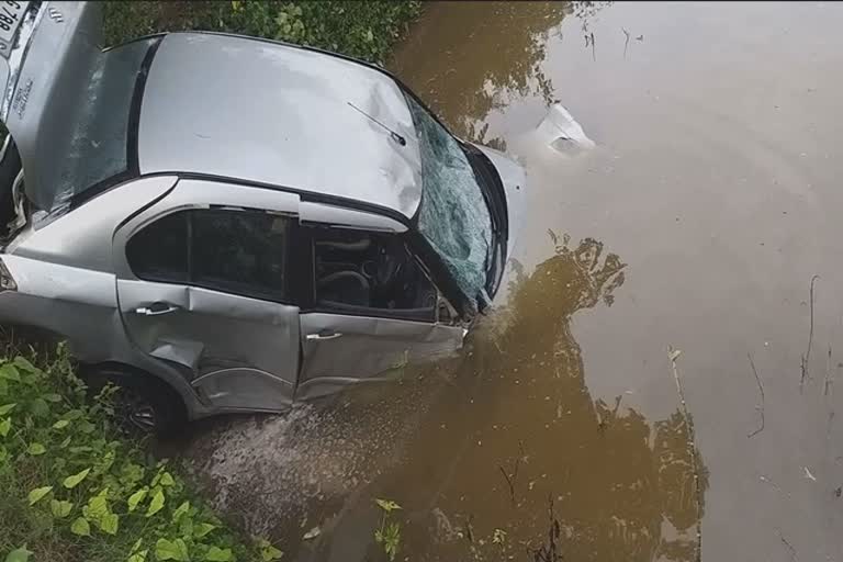 தேங்கியிருந்த மழை நீரில் கார் கவிழ்ந்து விபத்து