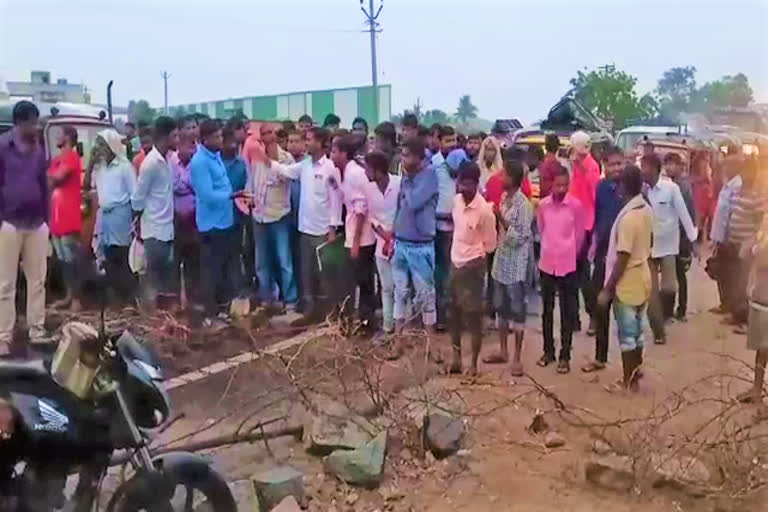 cotton farmers protest at nagaram mandal in suryapet district