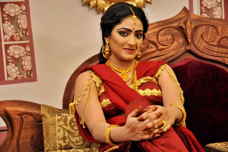 Hiripriya as Amrutamati