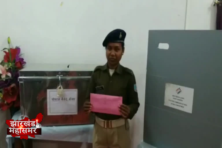 Policemen vote through postal ballot in Ranchi