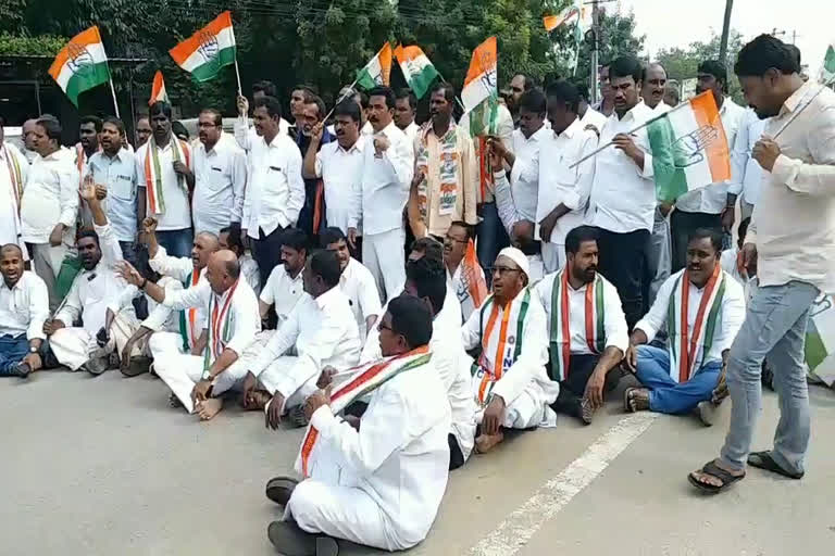 congress leaders dharna at nalogonda collectorate