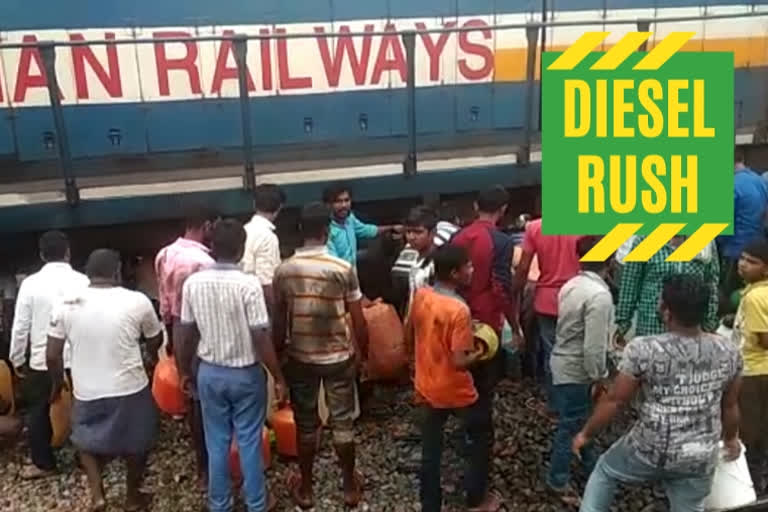 Diesel Rush Haveri District Train Engine Yalvigi Leaking Diesel People rush with buckets as diesel leaks from train engine in K'taka ഹുബ്ലി-ബെംഗളൂരു പാസഞ്ചർ ട്രെയിൻ