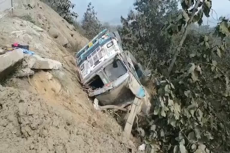 seoni news,  सिवनी न्यूज , लखनादौन नेशनल हाईवे , ट्रक कंडक्टर घायल , Truck fell into a ditch , one injured  ,खाई में गिरा ट्रक , एक घायल