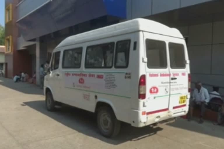 ambulance-service-stopped-due-to-their-is-no-doctor-available-in-wardha