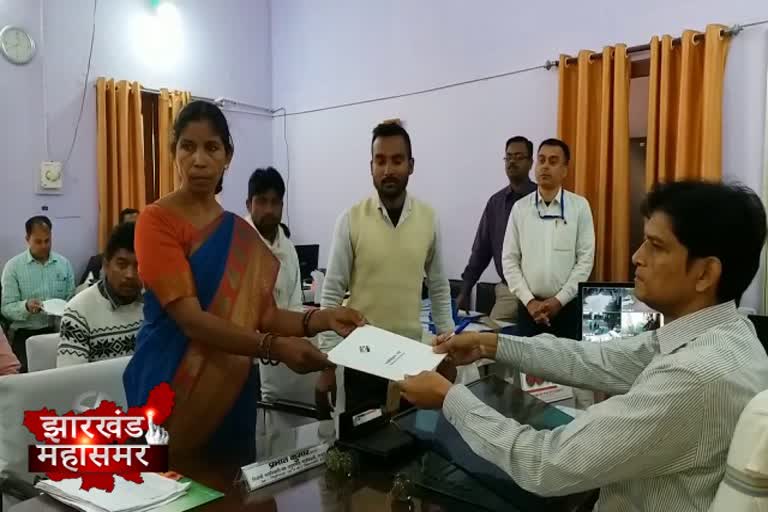 On the last day of 17 candidates filed their nomination papers