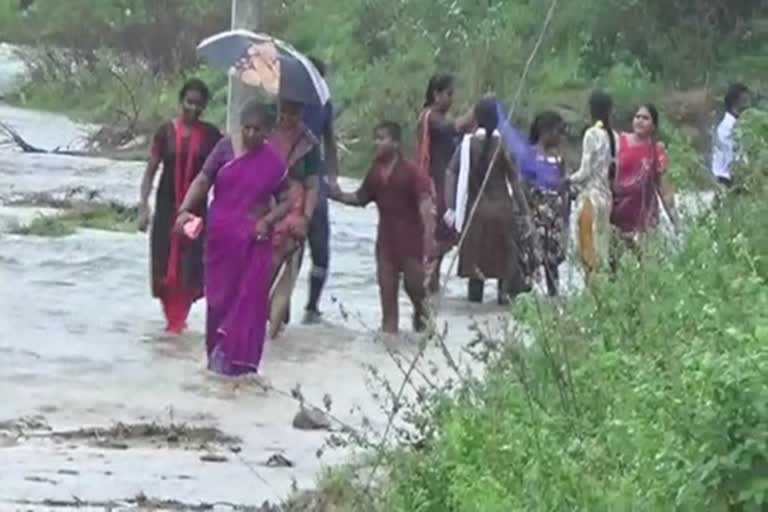 peoples leaving home due to floods