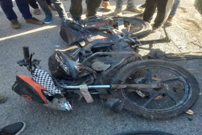 2 youth injured in van and bike collision in kullu