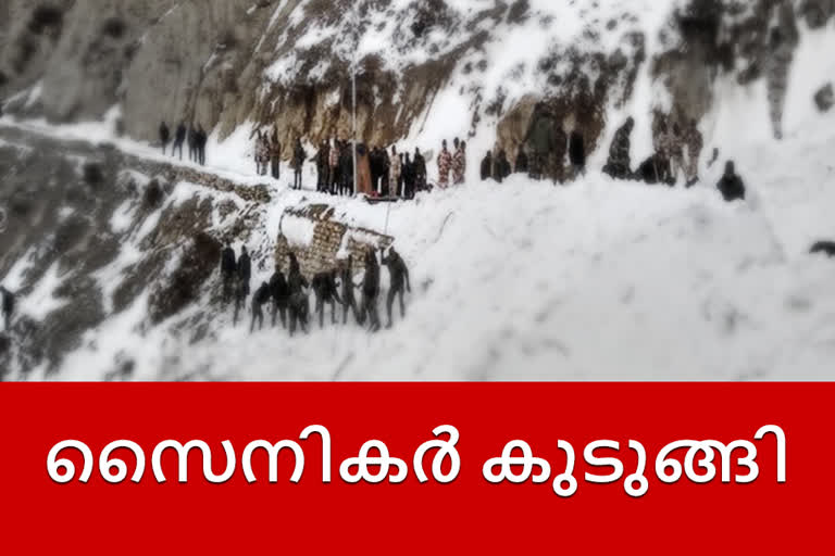 Four soldiers trapped in avalanches in Kashmir  Srinagar  Line of Control in north Kashmir  Army post in Tangdhar area  Kupwara district  Bandipora district  കശ്‌മീര്‍ ഹിമപാതം  സൈനികര്‍ കുടുങ്ങി  കുപ്‌വാര ഹിമപാതം