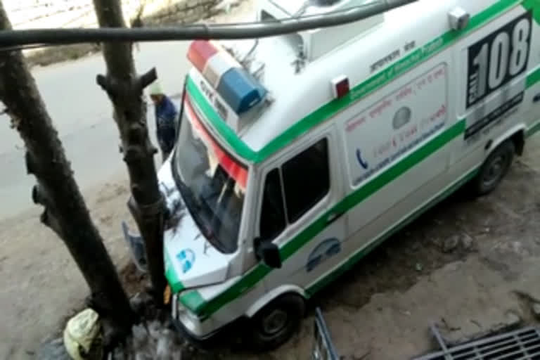 Ambulance collides with tree in Reckong peo