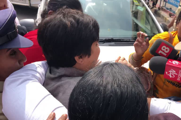 trupti-desai-arrest-ahead-of-pragathi-bhavan-protest