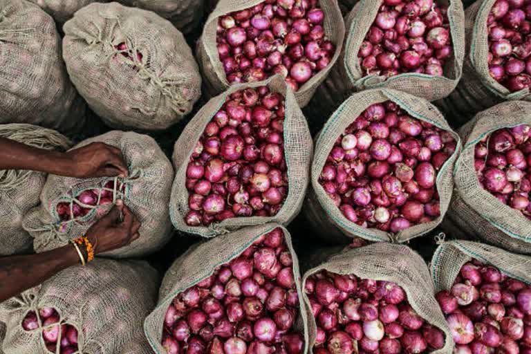 govt reduces onion stock holding limit for retailers wholesalers amid rising prices