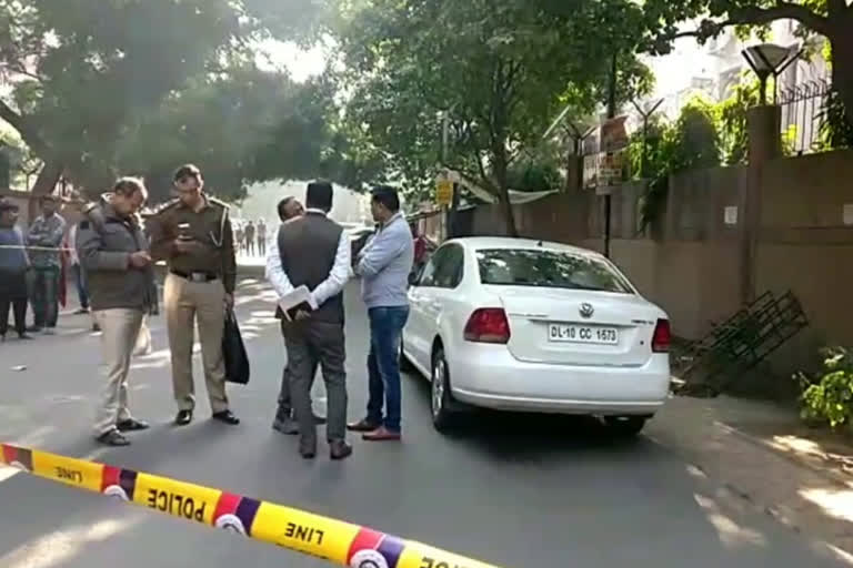 two bodies found in car rohini, bodies in car rohini