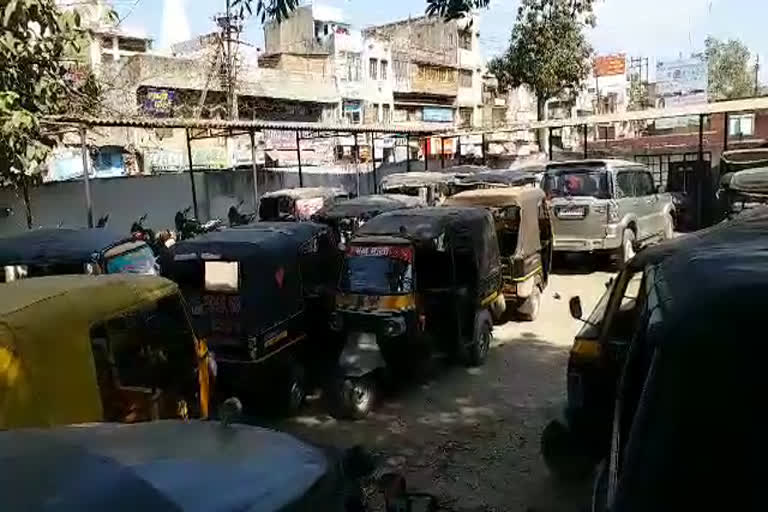 katni news,  action against auto drivers , Traffic police took action,  ऑटो चालको पर चालानी कार्रवाई,  5500 का काटा चालान , ऑटो चालकों की मनमानी , 5500 रु का जुर्माना , कटनी न्यूज