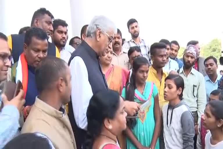 girl students told problem to the ministers in raipur